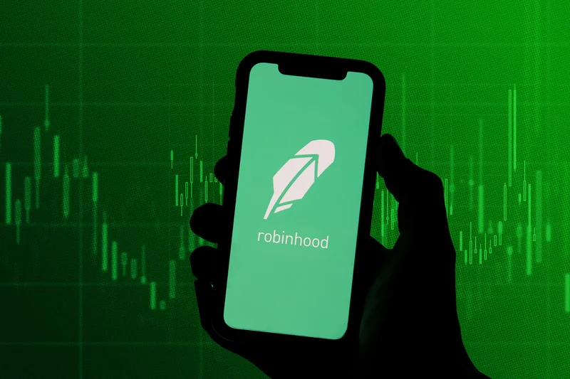 Analyzing Robinhood: The Gold Card, Recent News, and What It Means for the Stock